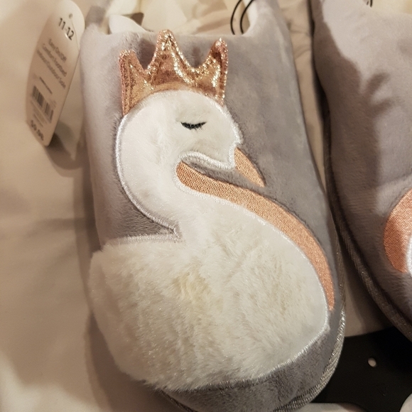 Secret Treasures women's size 11/12 swan slippers New - Picture 2 of 3